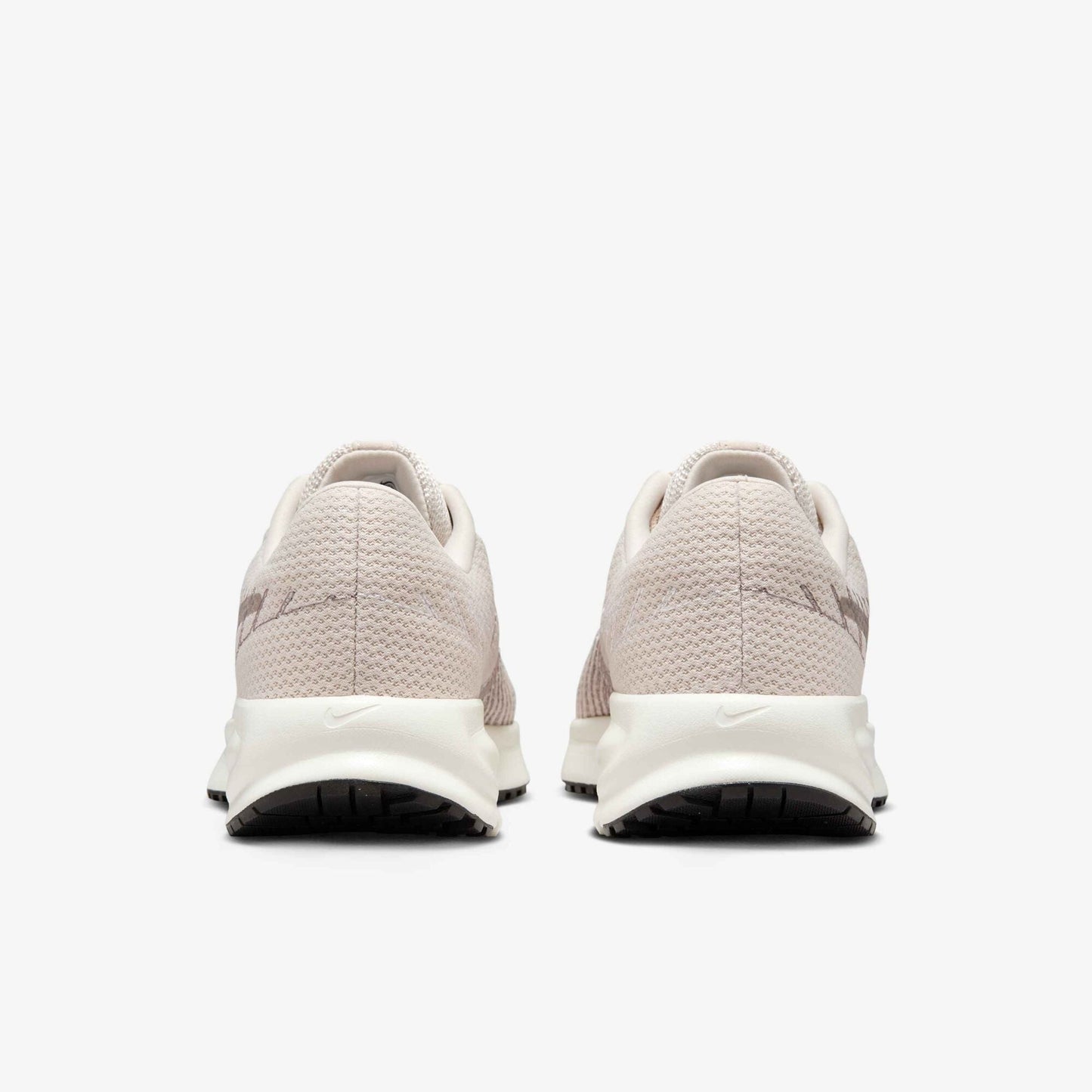 Zapatillas Run Defy Nike Crema