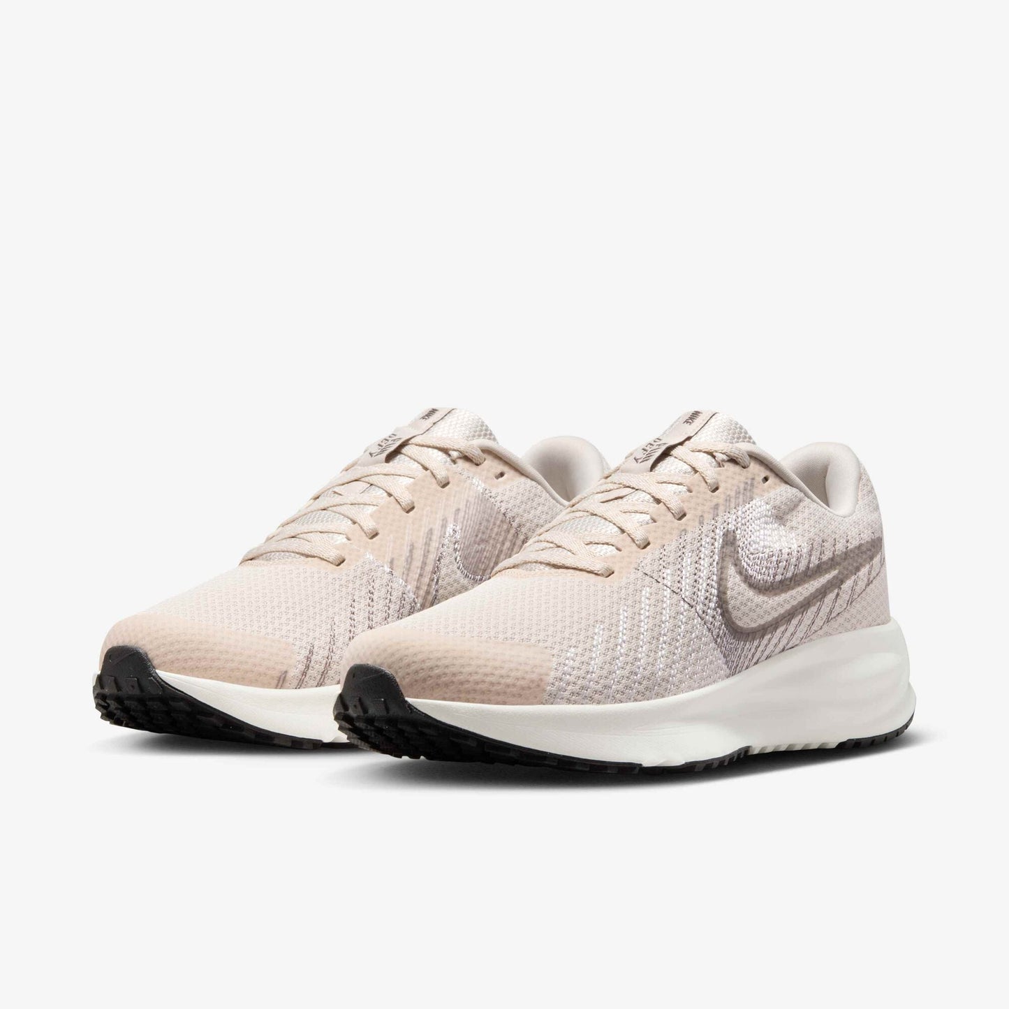 Zapatillas Run Defy Nike Crema